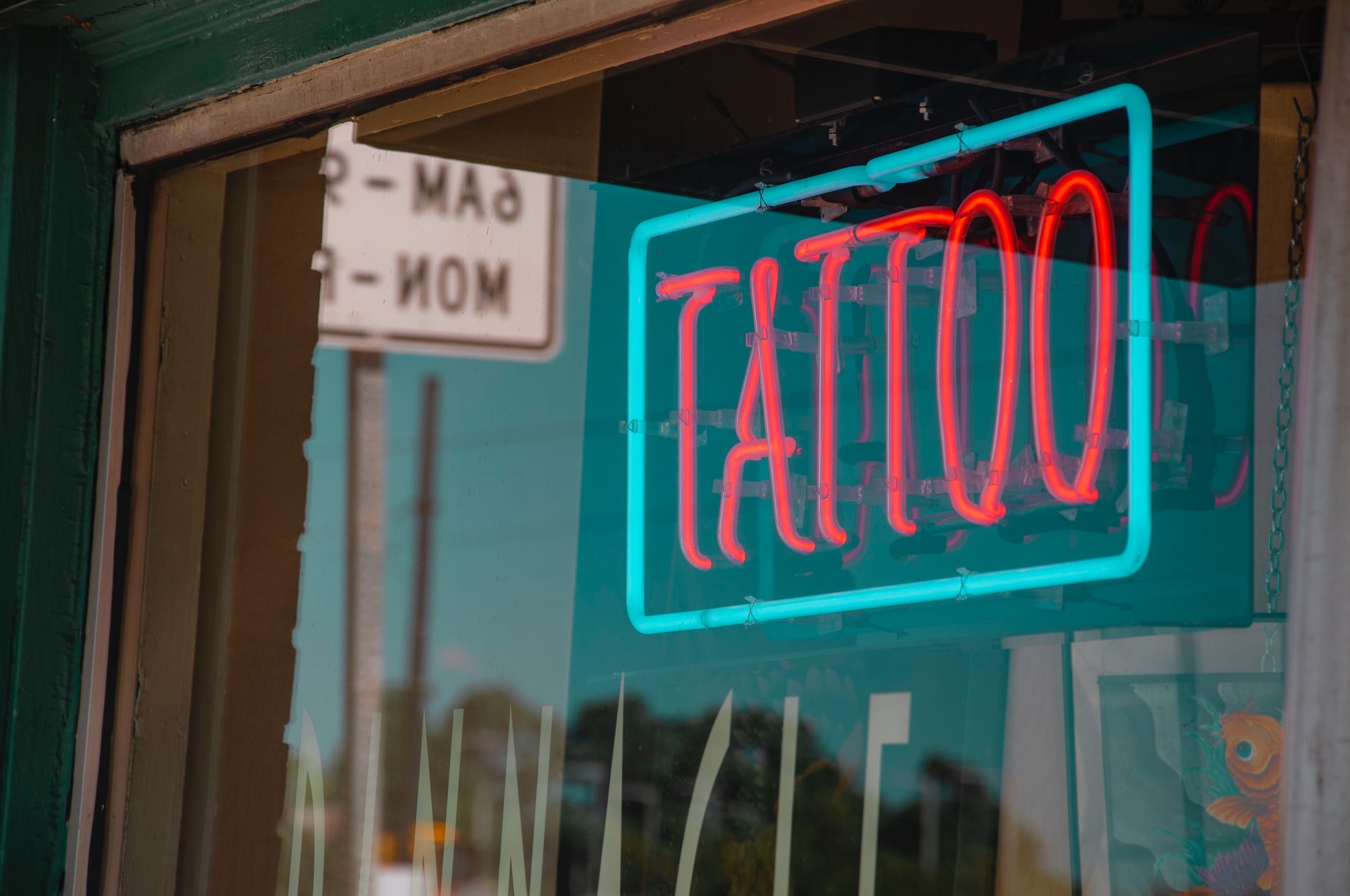 Tattoos: Gründe, Risiken, Bedauern, Entfernung